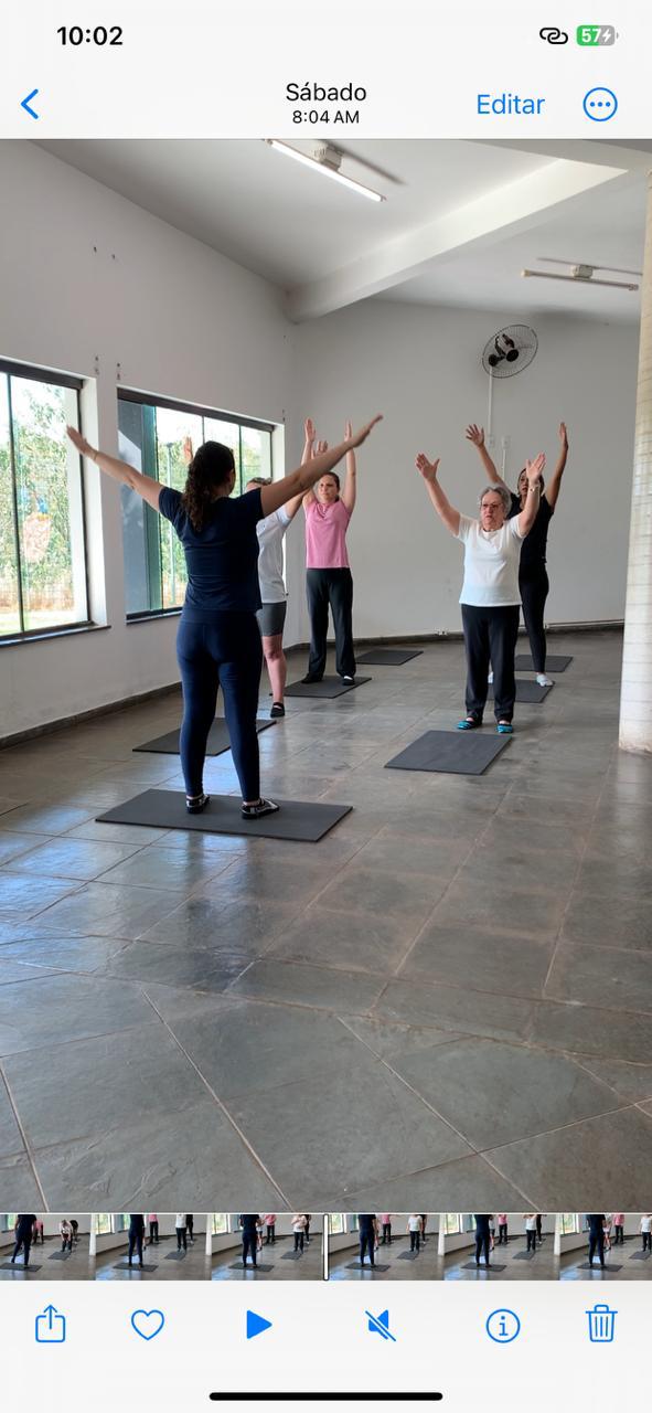 Fabíola conduzindo uma aula de Pilates para alunas de 50 e 60 anos