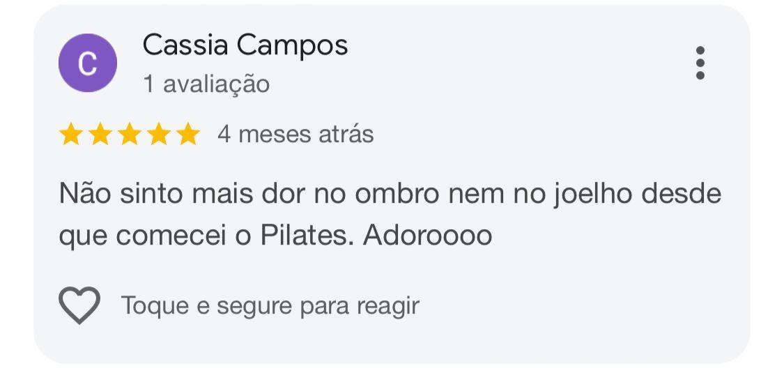 Avaliação 5 estrelas no Google de Cassia Campos contando que não sente mais dor no ombro e no joelho